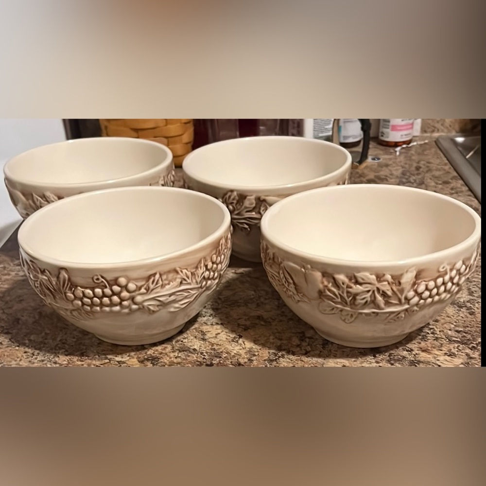 Set of 4 1980s Euro Ceramica Vineyard Bowls grapevine leaf design. Excellent